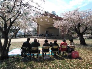 写真：春のお花見　膳所公園でオカリナ演奏を聴いている